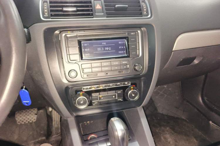 Used Volkswagen Sagitar 2014 1.4TSI Automatic Luxury Model Audio And AC Panel