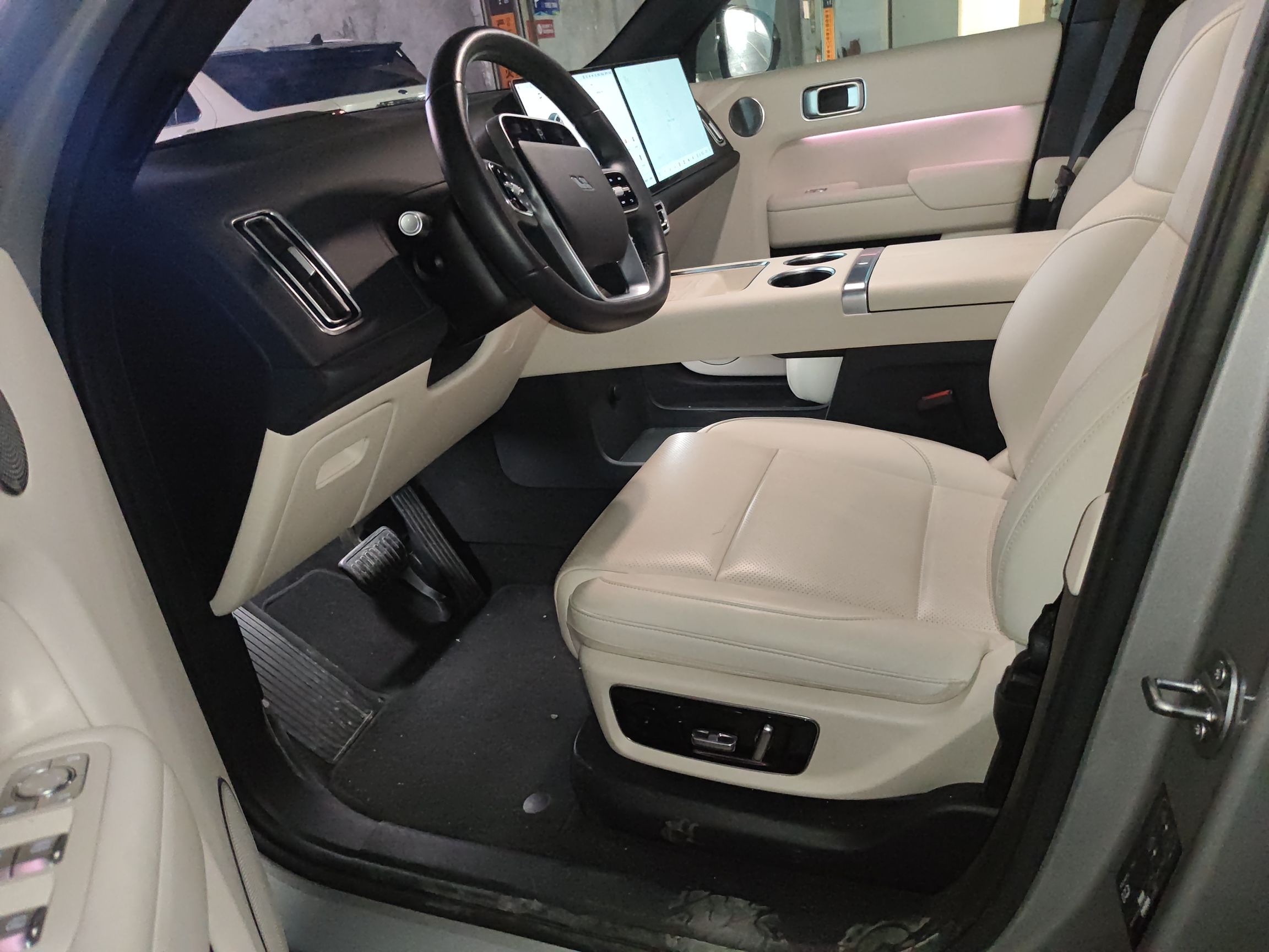 Переднее сиденье в автомобиле