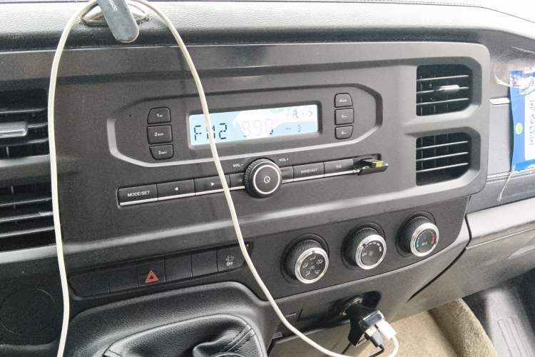 Used JMC Fushun 2023 2.0T Manual Mid-Drive Mid-Roof Commercial Multi-Purpose 7-Seater Passenger Vehicle Audio And AC Panel