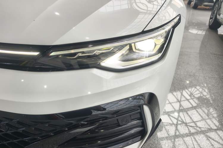 Used Volkswagen Golf 2025 300TSI R-Line
