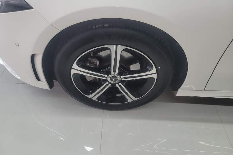Used Mercedes-Benz A-Class 2022 Revised Version A 200 L Sport Sedan Fashionable Style Left Front Wheel Hub