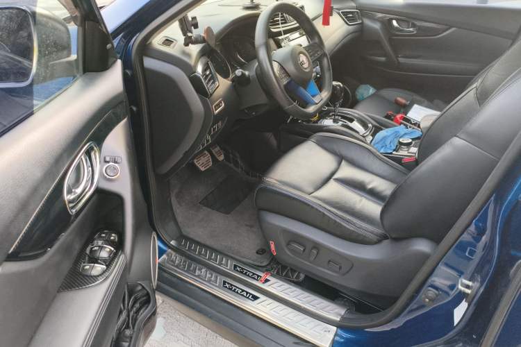 Used Nissan X-Trail 2017 2.5L CVT Luxury Edition 4WD Driver Seat