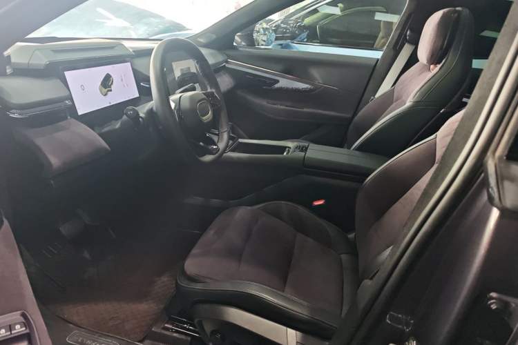 Used Lynk & Co 08 EM-P 2023 220 km Limited-Time Edition