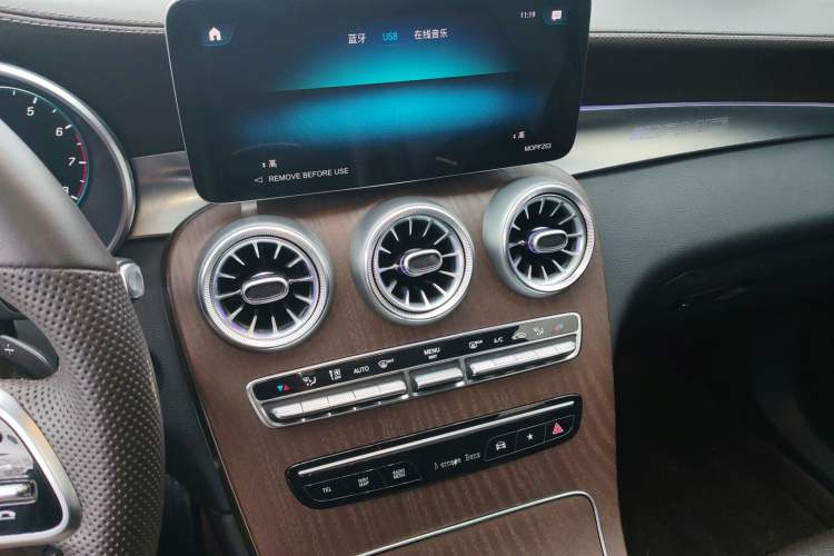 Used Mercedes-Benz GLC 2022 Second Facelift GLC 260 L 4MATIC Luxury Edition Audio And AC Panel