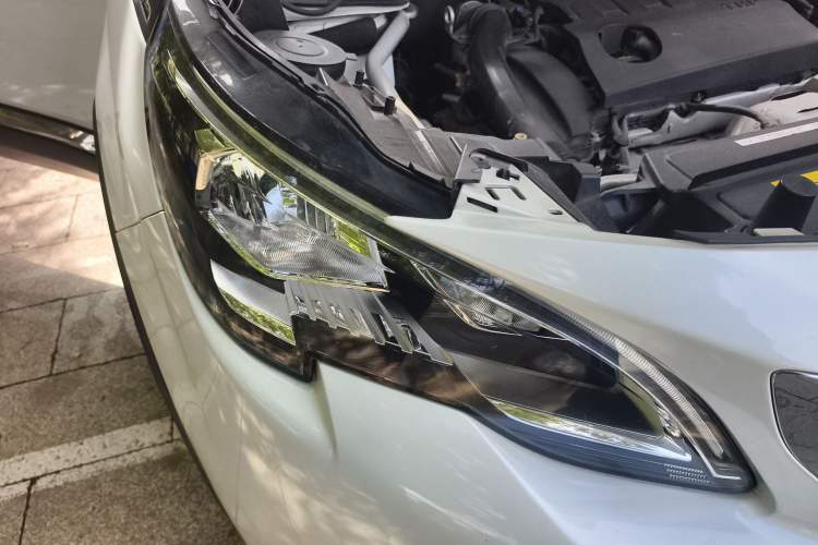 Used Peugeot 5008 2017 380THP 7-Seater Luxury Edition Right Front Headlight