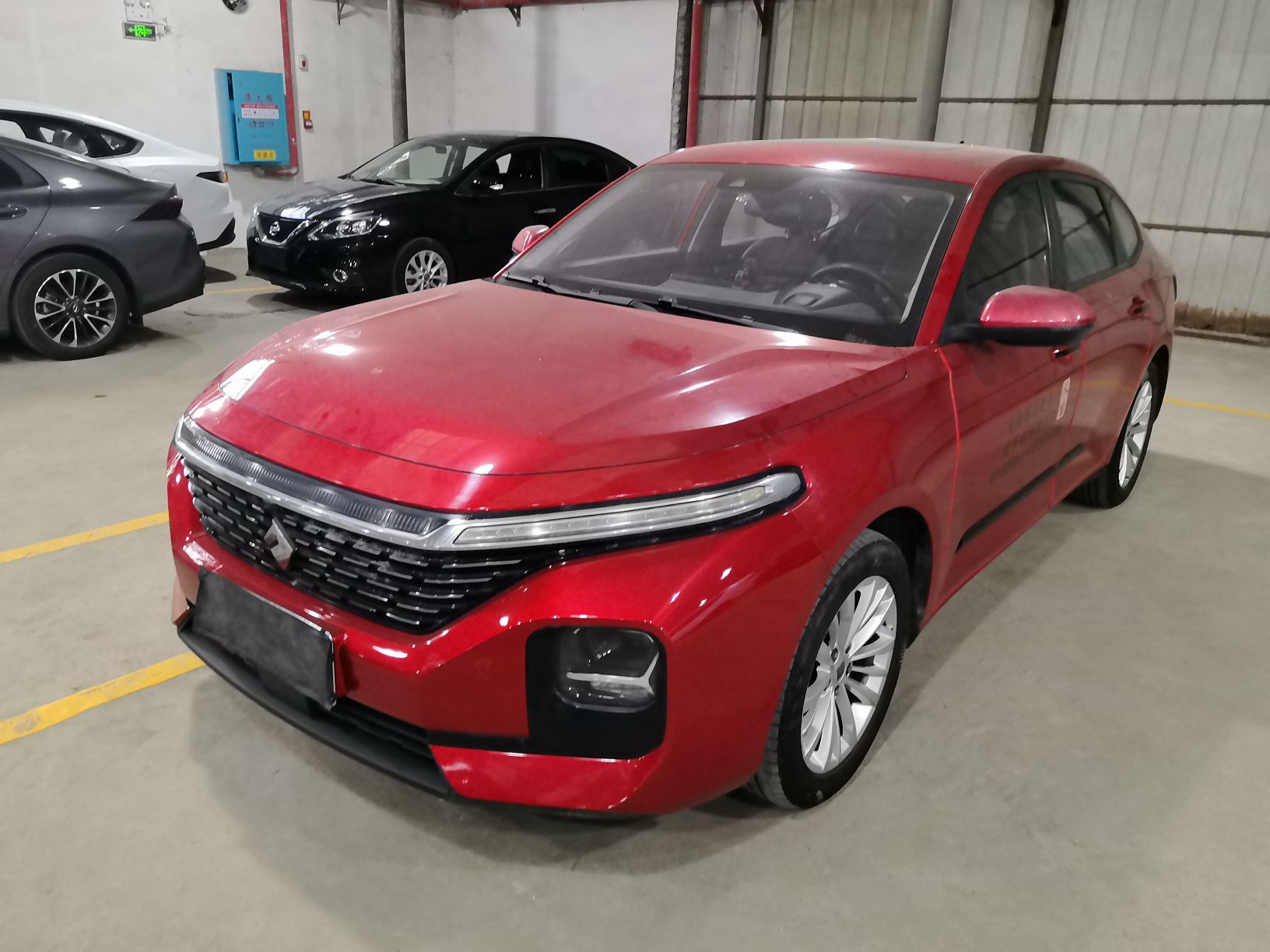 تحت مقدمة السيارة