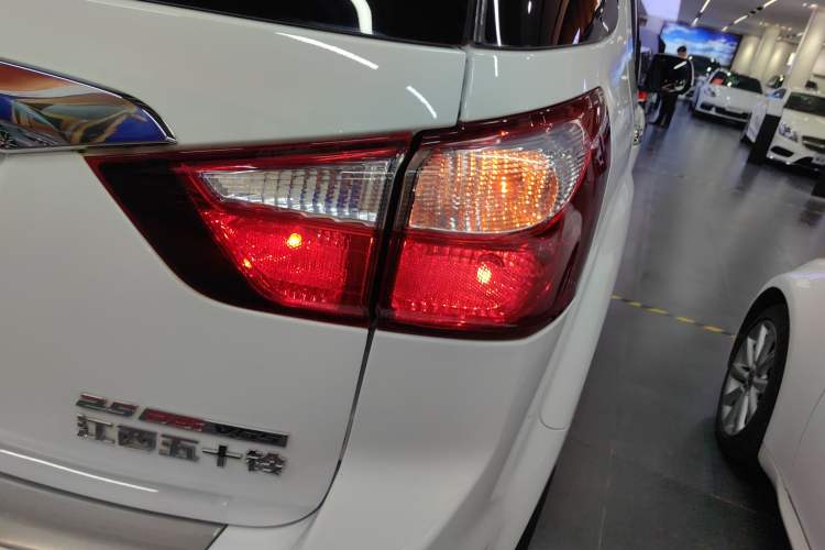 Used Isuzu mu-X 2015 2.5T Two-Wheel Drive Automatic Luxury Edition 7 Seats