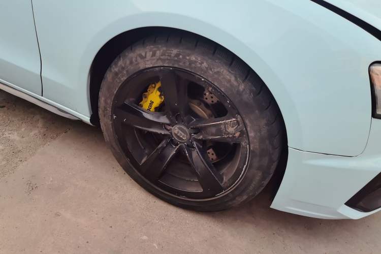 Used Audi A5 2010 2.0TFSI Sportback Comfort Model Right Front Wheel Hub