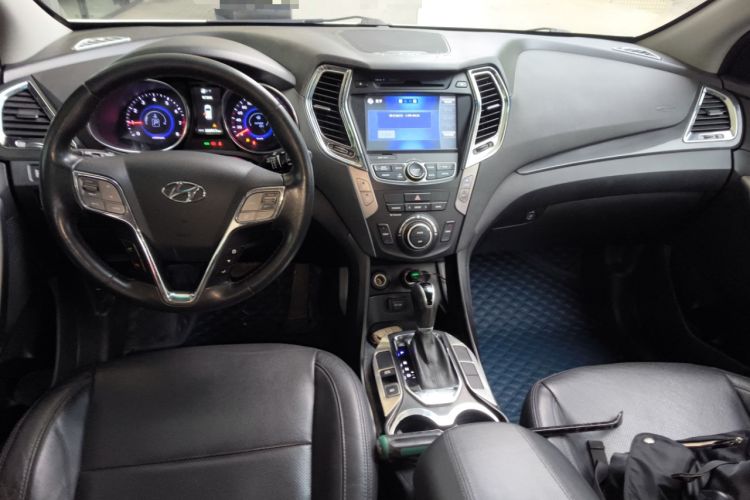 Used Hyundai Santa Fe 2015 2.4L Automatic Two-Wheel Drive Smart Version 5 Seats Center Console