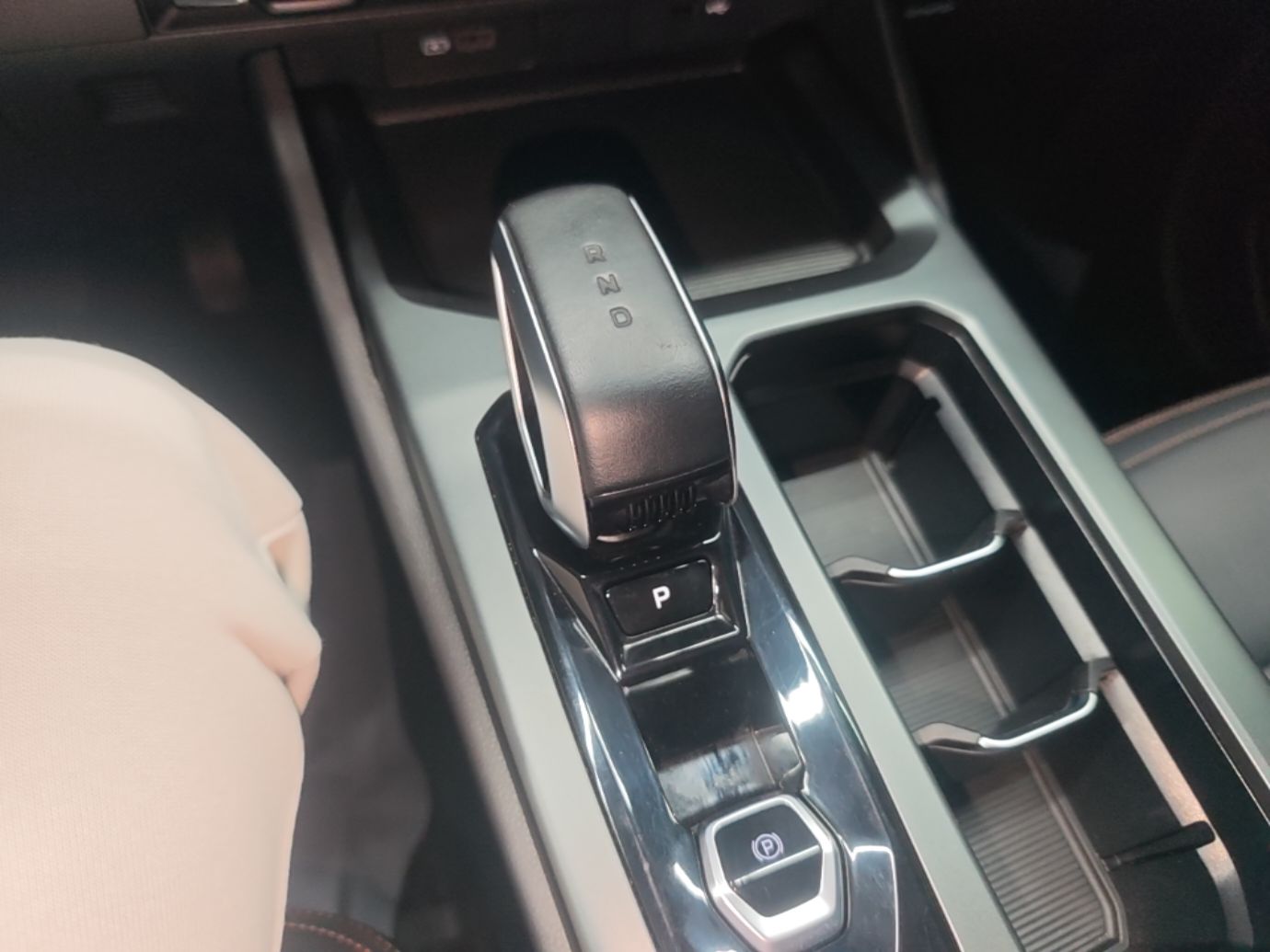 Geely Auto Haoyue L 2024 2.0T DCT Prestige Version — снимка 16