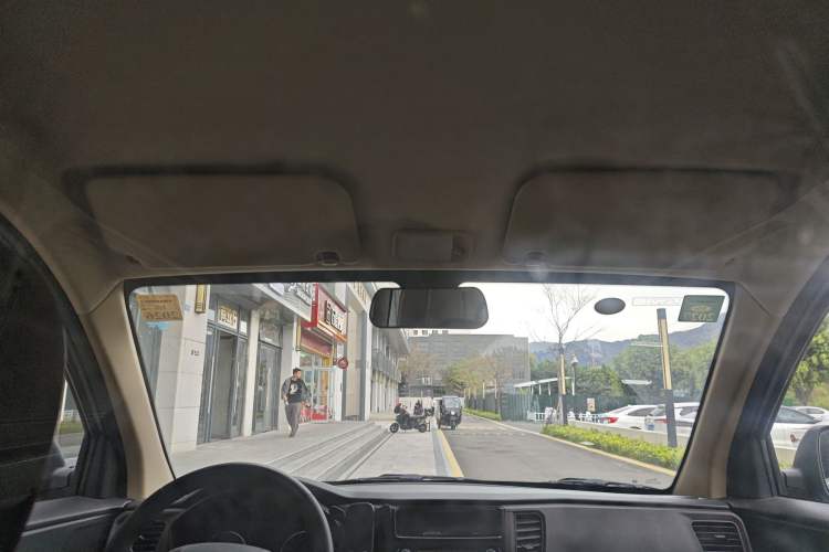 Used Wuling Hongguang V 2022 1.5L Jingqu Edition Enclosed-Window Vehicle with Hydraulic Power Steering LAR