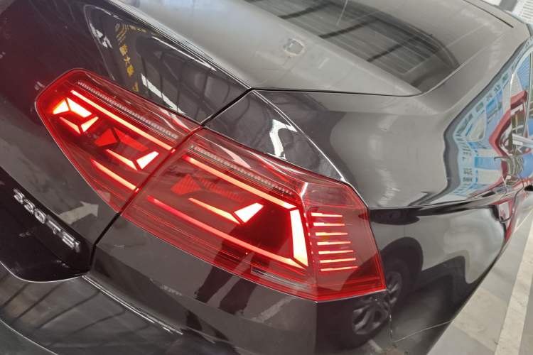 Used Volkswagen Magotan 2023 2 Million Units Commemorative Edition 330TSI DSG Luxury Version Right Rear Taillight