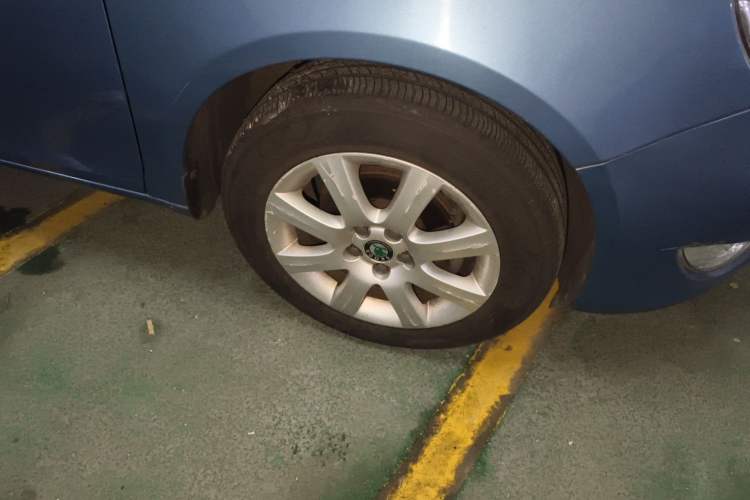 Used Skoda Fabia 2012 1.4L Automatic Crystal Edition Right Front Wheel Hub