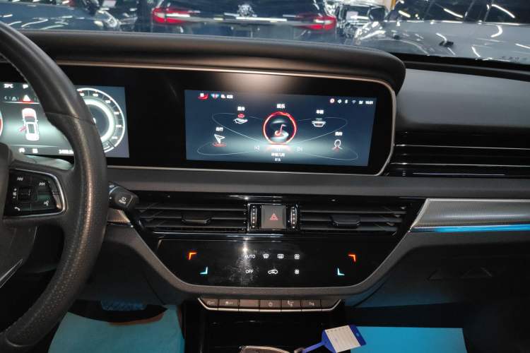 Used Hongqi HS5 2022 Facelifted Version 2.0T Smart Connect Flagship All-Wheel-Drive Edition Audio And AC Panel