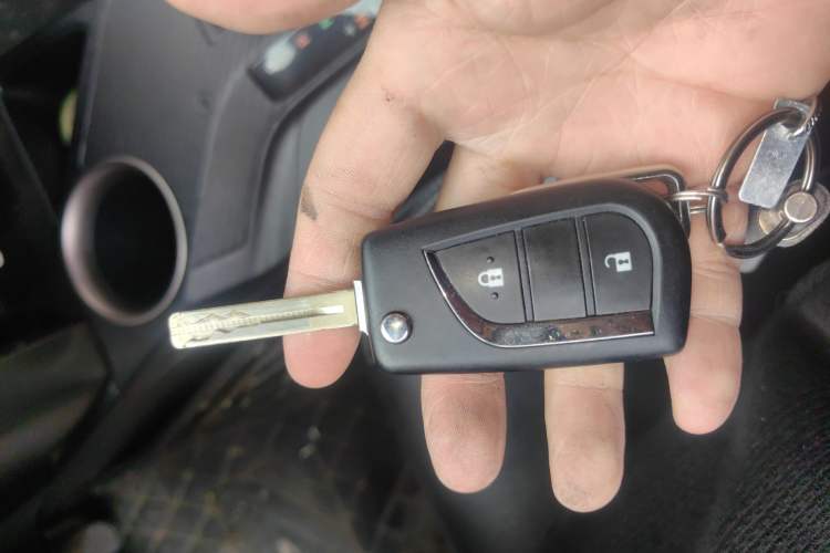 Used Toyota RAV4 2016 2.0L CVT Two-Wheel Drive Fashion Edition China V Standard Vehicle Key