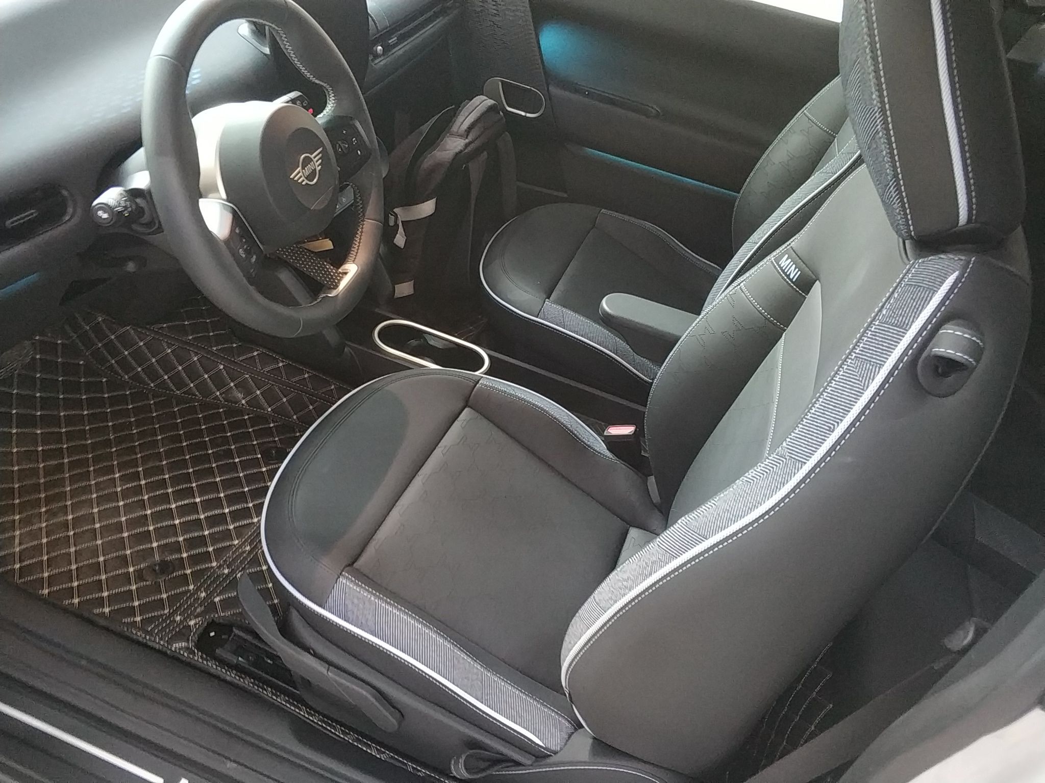 المقاعد الأمامية داخل السيارة