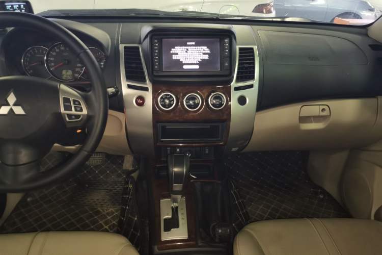 Used Mitsubishi Pajero Sport 2013 3.0L Automatic 4x4 Flagship Edition Audio And AC Panel