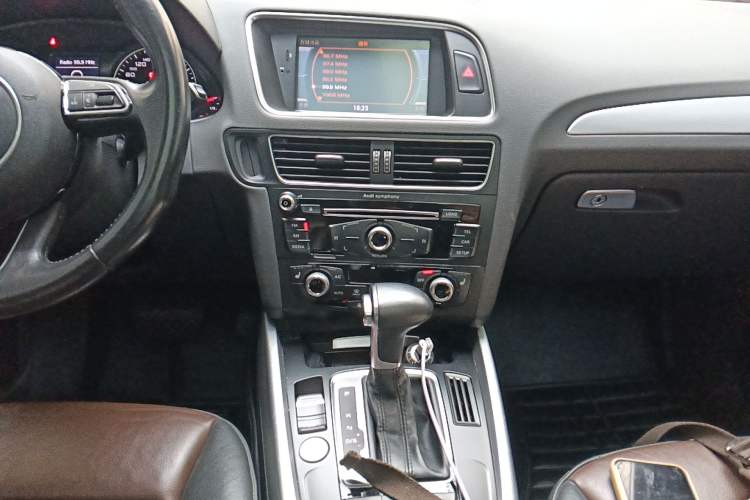 Used Audi Q5 2016 40 TFSI Technology Edition Audio And AC Panel