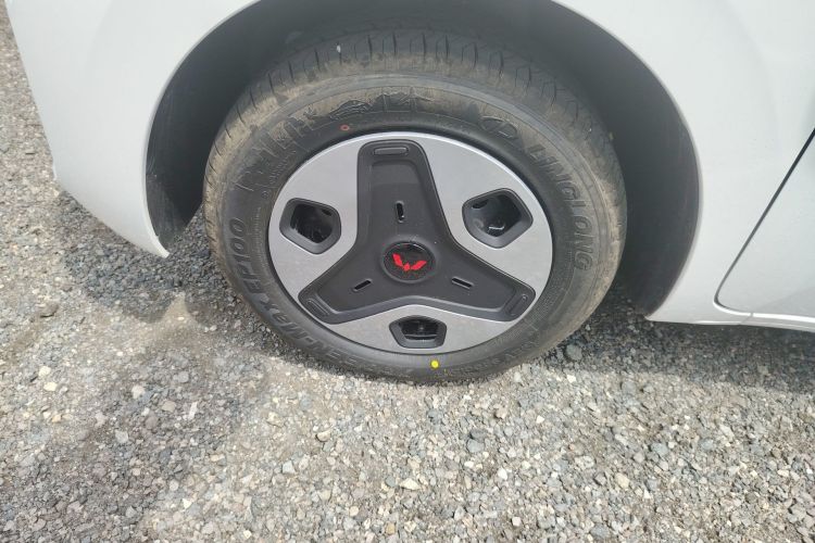 Used Wuling Zhiguang New Energy 2025 Model 305km Ambitious Edition Left Front Wheel Hub