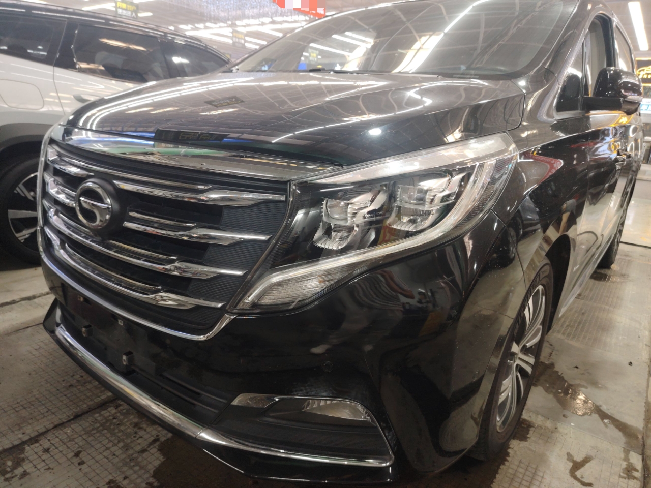 تحت مقدمة السيارة