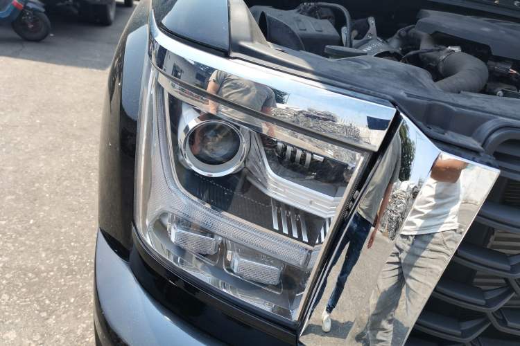 Used Great Wall King Kong Poer 2022 2.0T Manual Diesel Two-Wheel Drive Elite Version with Long Bed GW4D20M Right Front Headlight