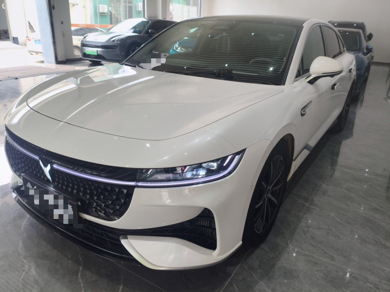 تحت مقدمة السيارة