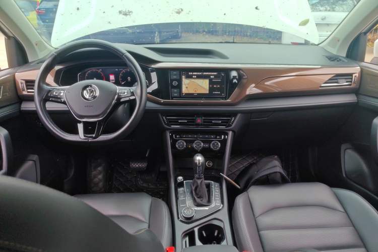 Used Volkswagen Tharu 2019 330TSI Four-Wheel Drive Flagship Model China VI Standard Center Console