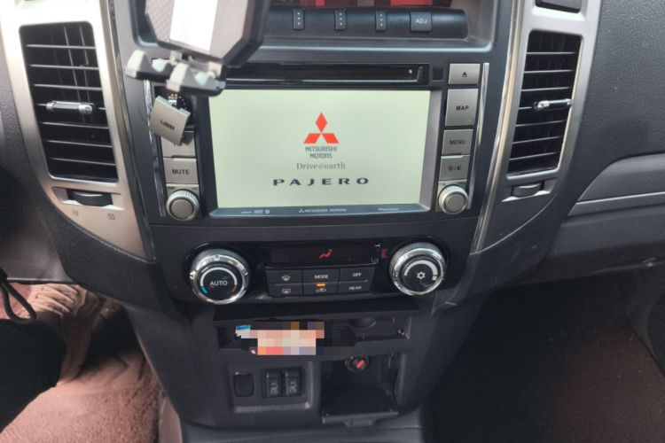 Used Mitsubishi Pajero 2015 3.0L Automatic Elite Edition China IV Standard Audio And AC Panel
