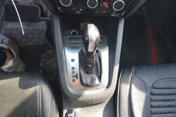 Used Volkswagen Sagitar 2012 1.6L Automatic Fashion Edition Gear Lever
