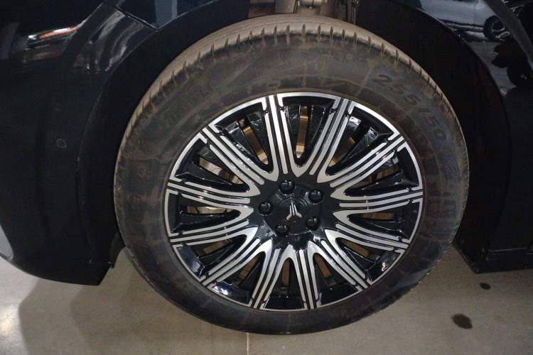 Used VOYAH Dream 2025 EV Four-Wheel Drive Flagship Kunpeng Edition
