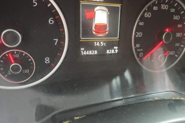 Used Volkswagen Tiguan 2015 1.8TSI Automatic All-Wheel-Drive Luxury Model Odometer Close Up