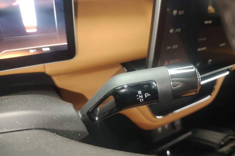 Used Geely Galaxy LEVC L380 2024 140-Degree 6-Seater All-Wheel-Drive Ultra