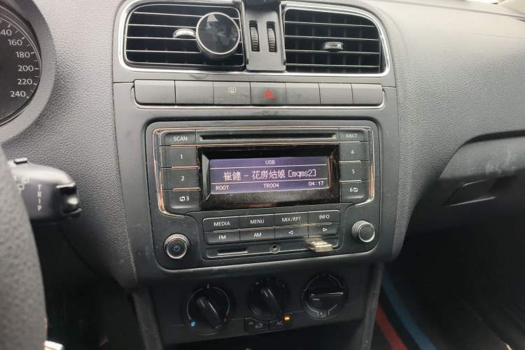 Used Volkswagen Polo 2013 1.6L Automatic Comfort Edition Audio And AC Panel