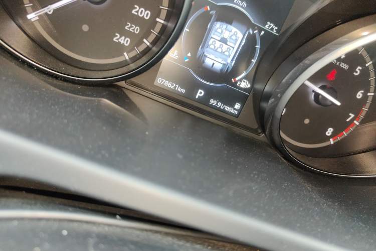 Used Land Rover Discovery Sport 2018 240 PS PURE Edition Odometer Close Up