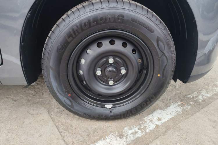 Used Wuling Hongguang New Energy 2025 Extended-Range Hybrid 50 km Standard Version Right Front Wheel Hub