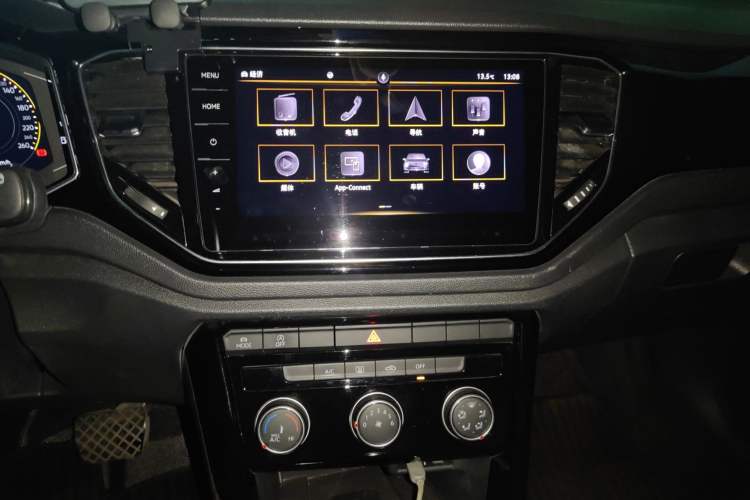 Used Volkswagen T-ROC 2021 280TSI DSG Two-Wheel Drive Comfort Connect Edition Audio And AC Panel