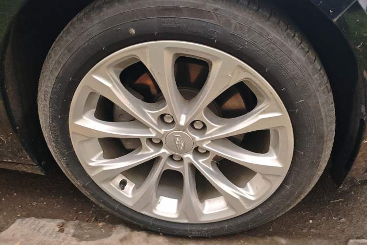 Used Cadillac CT5 2022 28T Luxury Edition Right Front Wheel Hub