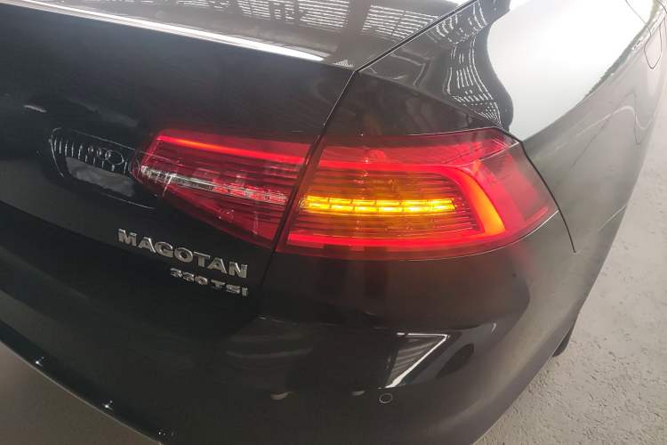 Used Volkswagen Magotan 2018 Facelift 330TSI DSG Luxury Model Right Rear Taillight