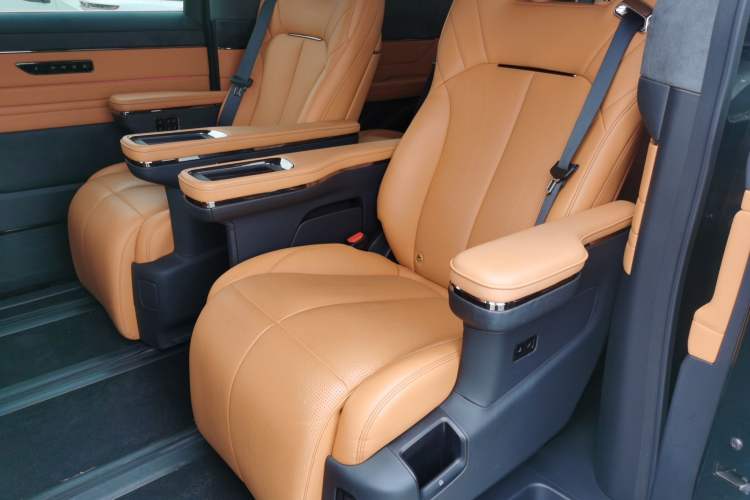 Used Geely Galaxy LEVC L380 2024 140-Degree 6-Seater All-Wheel-Drive Ultra Left Rear Seat