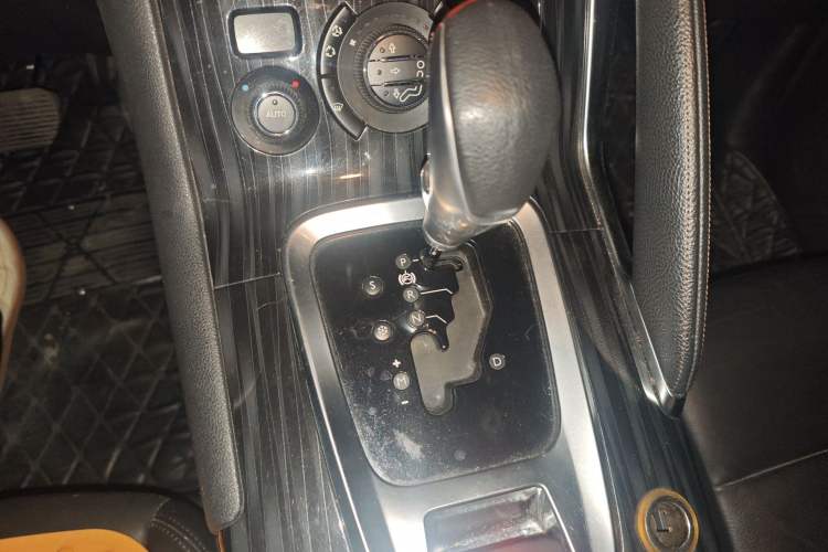 Used Peugeot 3008 2013 2.0L Automatic Trend Edition Gear Lever