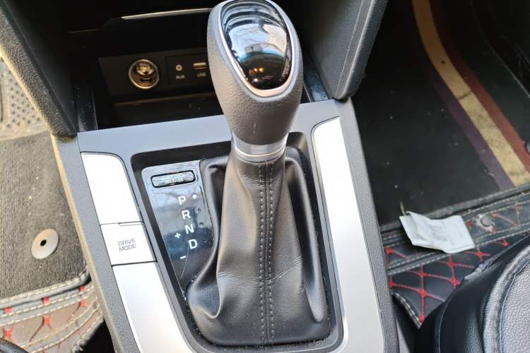 Used Hyundai Elantra (6th Generation / Lingdong) 2016 1.6L Automatic ZhiXuan – Elite Version Gear Lever