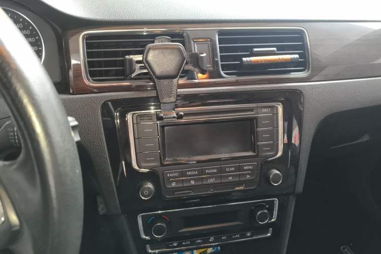 Used Volkswagen Santana 2013 1.6L Manual Luxury Edition Audio And AC Panel