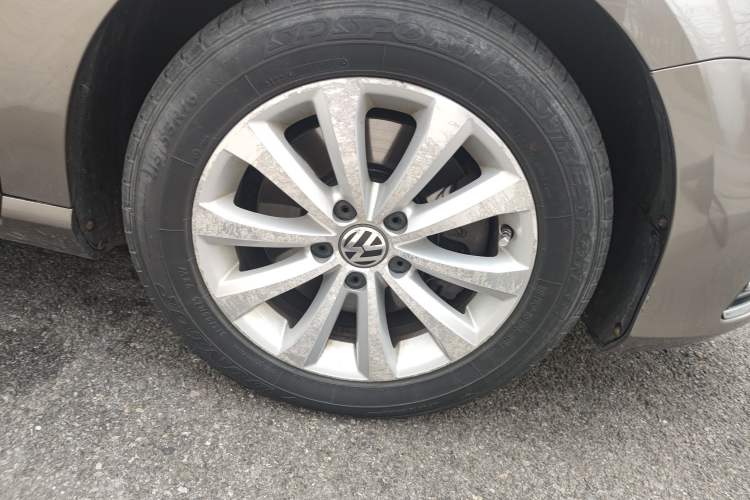 Used Volkswagen Magotan 2012 Revised Version 1.8TSI Leading Edition Right Front Wheel Hub