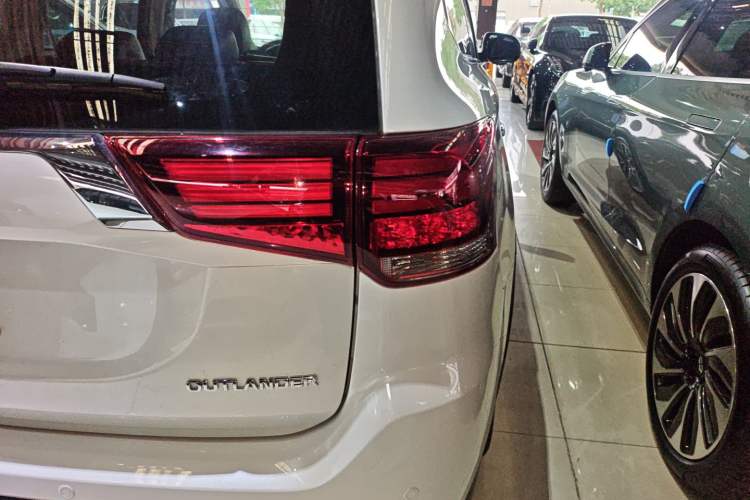 Used Mitsubishi Outlander 2018 2.4L 4x4 Luxury Edition 7-Seater Exterior 3