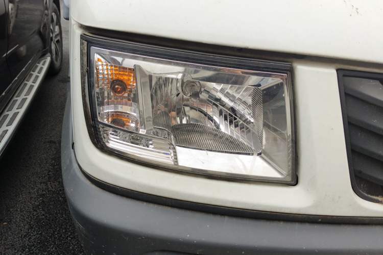 Used Iveco Daily 2021 2.5T A35 M1 Passenger Van 5-9 Seats Short Wheelbase Low Roof Single Tire Manual Doors
