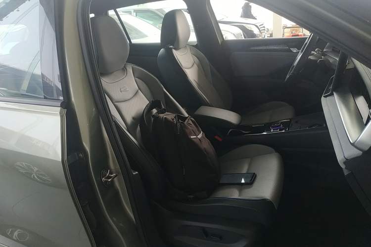 Used Volkswagen Tayron 2025 Tiguan L 380TSI 4Motion Luxury Easy Package Right Front Seat