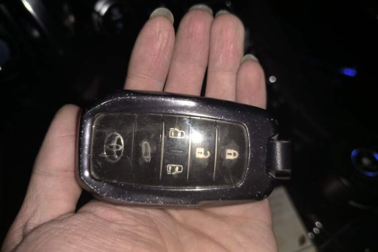 Used Toyota Vellfire 2023 Crown Dual-Engine 2.5L HV Luxury Edition Vehicle Key