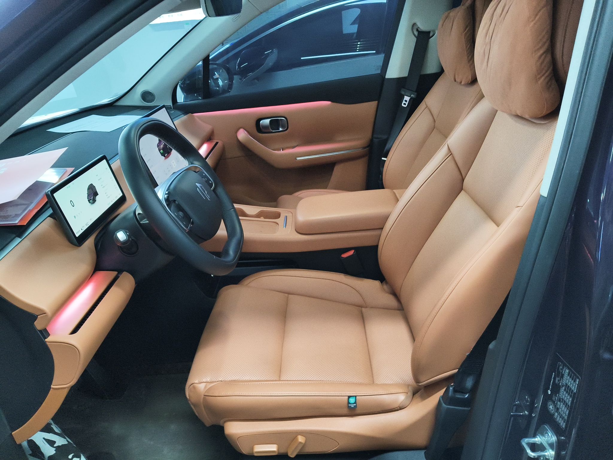 المقاعد الأمامية داخل السيارة