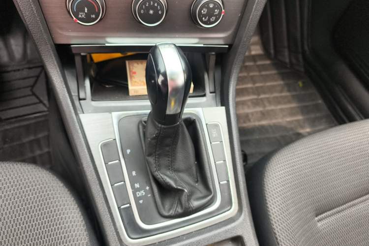 Used Volkswagen Golf 2014 1.4TSI Automatic Comfort Model Gear Lever