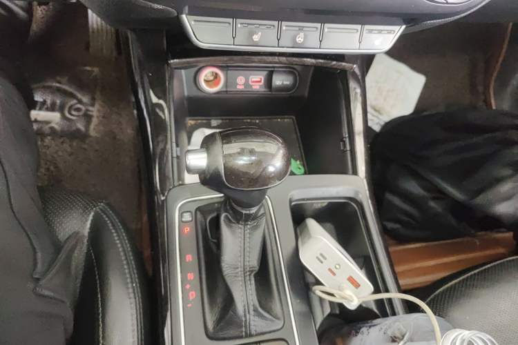 Used Kia Sorento 2015 Sorento L 2.4L Gasoline 4WD Elite Edition 5 Seats China IV Standard
